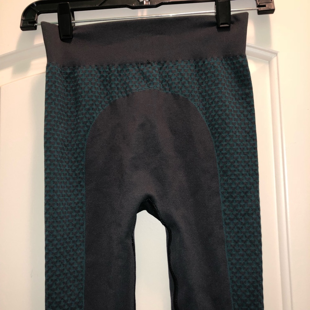 Lululemon grey Lycra tight leggings - Picture 3 of 7